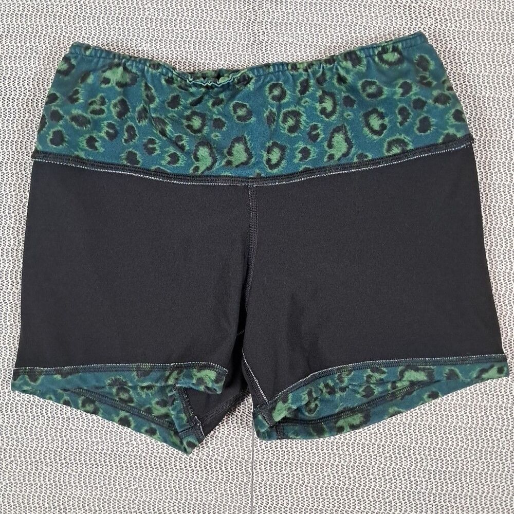 Fleo Women’s 3.5” Leopard Mid Rise Shorts Size M Green/Black - Picture 6 of 8
